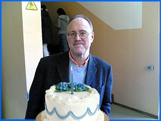 il professor Pigni con la torta di compleanno e una candelina. By Marco Mordini