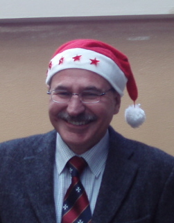 il preside, Marco Parma, con un berretto da Babbo Natale