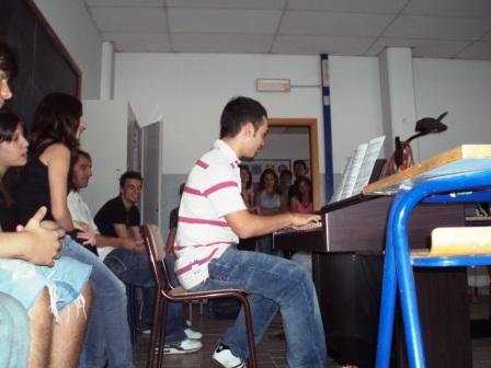 Valentino Gallo si esibisce al pianoforte per la commissione d\'esame