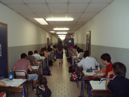gli studenti del Calvino impegnati per gli esami nei corridoi del Calvino