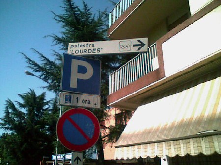 indicazione stradale della palestra Lourdes