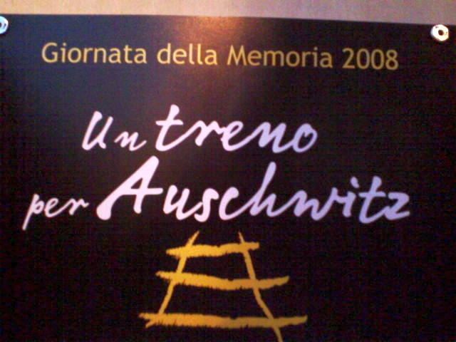 targa con la scritta Â«Giornata della memoria 2008 - Un treno per AuschwitzÂ»