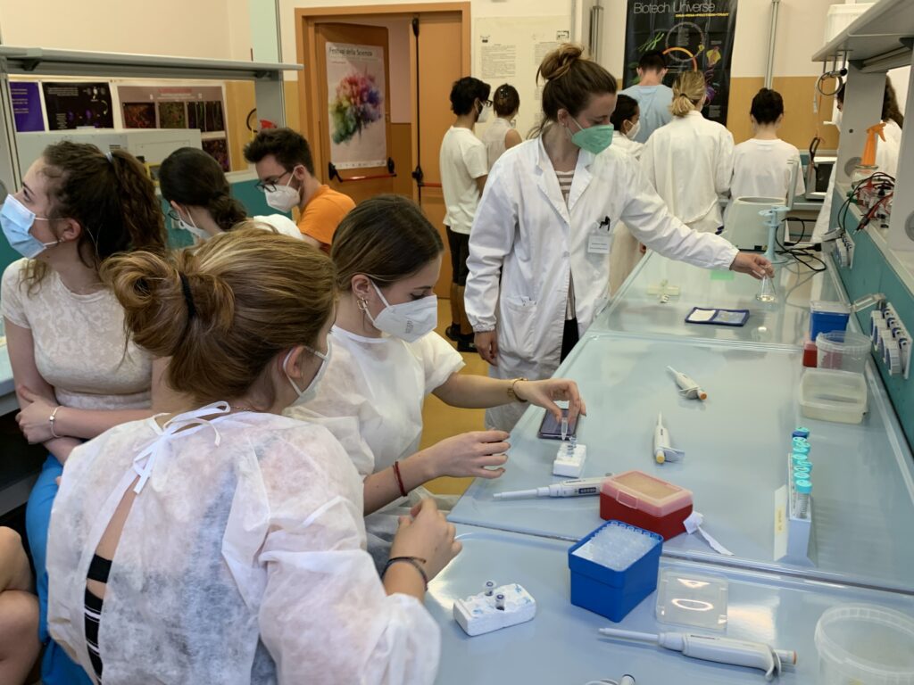 Il Liceo di Rozzano in laboratorio di Biologia molecolare al CusMiBio